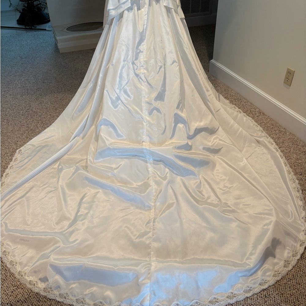 White Satin Look Wedding Dress with Romantic Lace Details. Vintage. Size 8 - Picture 2 of 16
